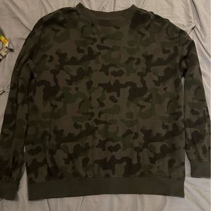 Men’s camo crew neck